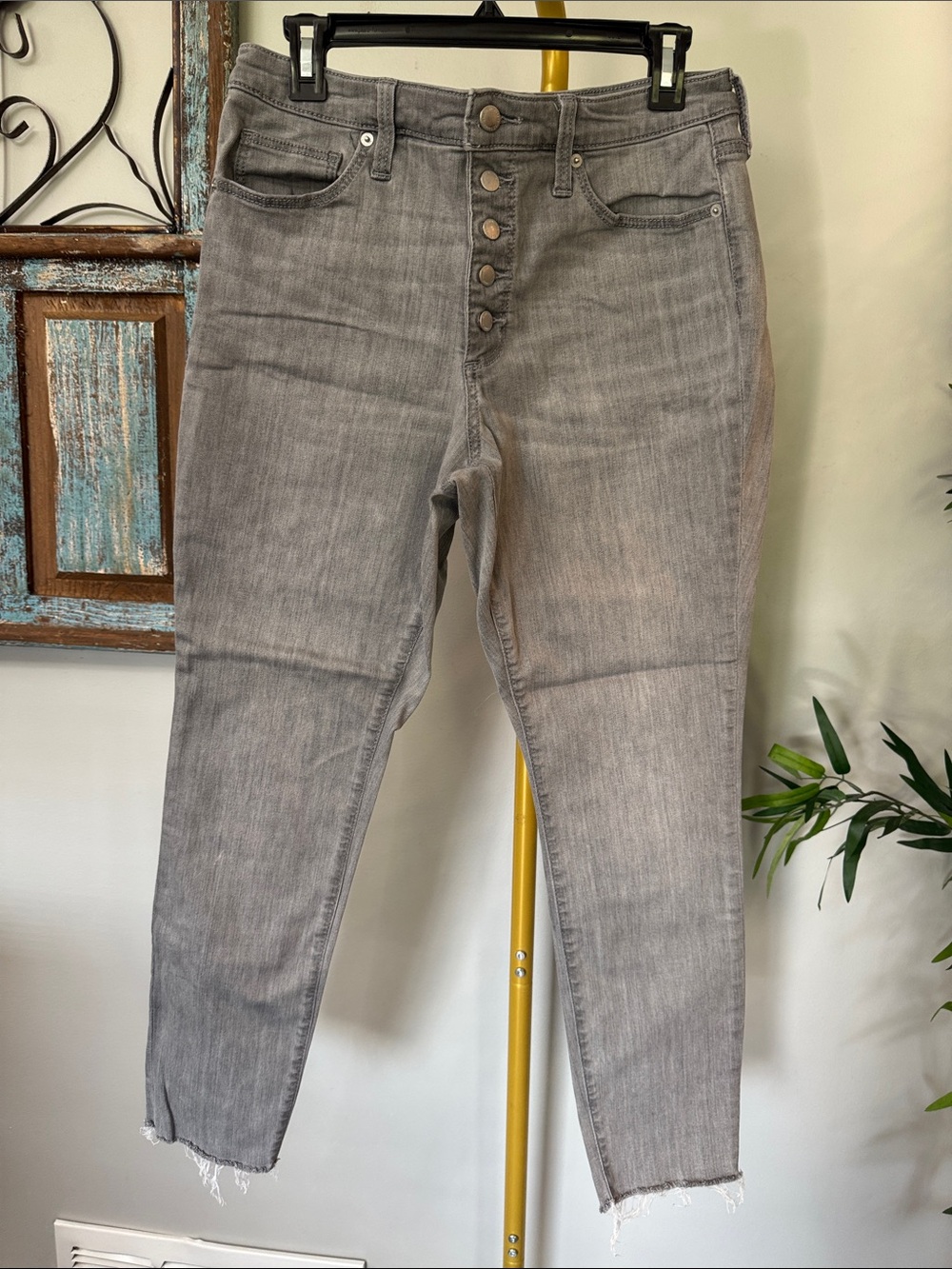 Universal Thread Gray Button-Fly high rise Cropped ankle Jeans
